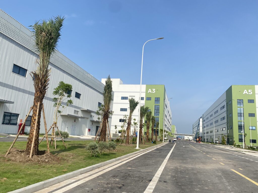 Cảnh quan Goertek giai đoạn 1 với hàng cây tại khu nhà xưởng A3–A5