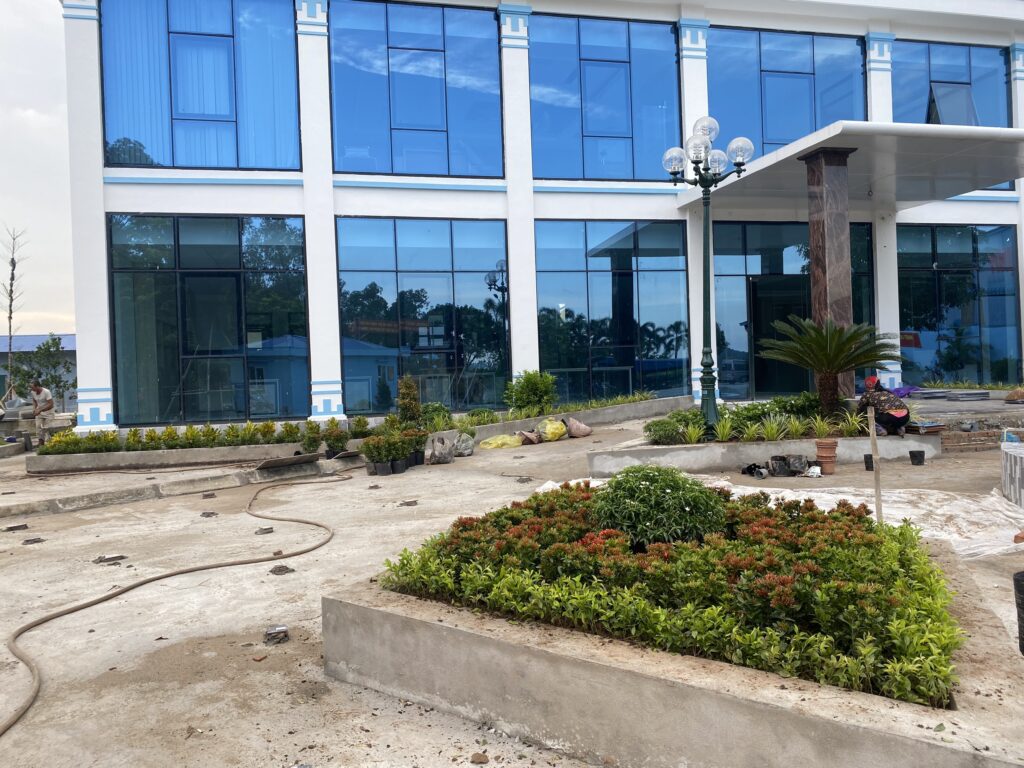 Bồn hoa và cây xanh phía trước nhà điều hành Nhà máy May Phú Thịnh tại Hưng Yên.