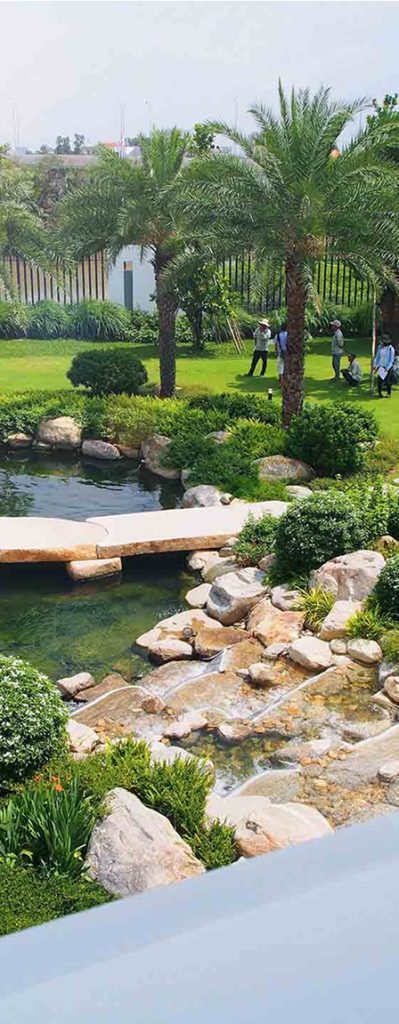Sân vườn với ghế nghỉ và tiểu cảnh đá