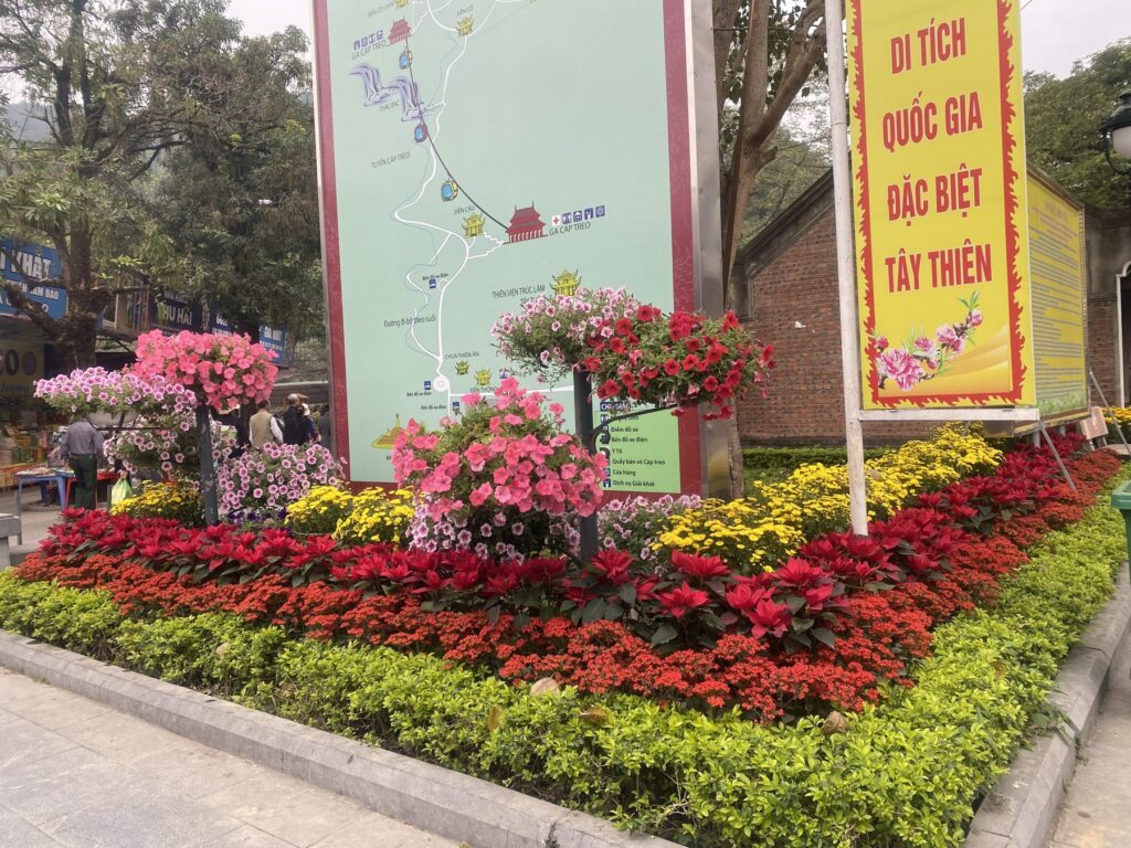 Bồn hoa nhiều tầng tại khu danh thắng Tây Thiên