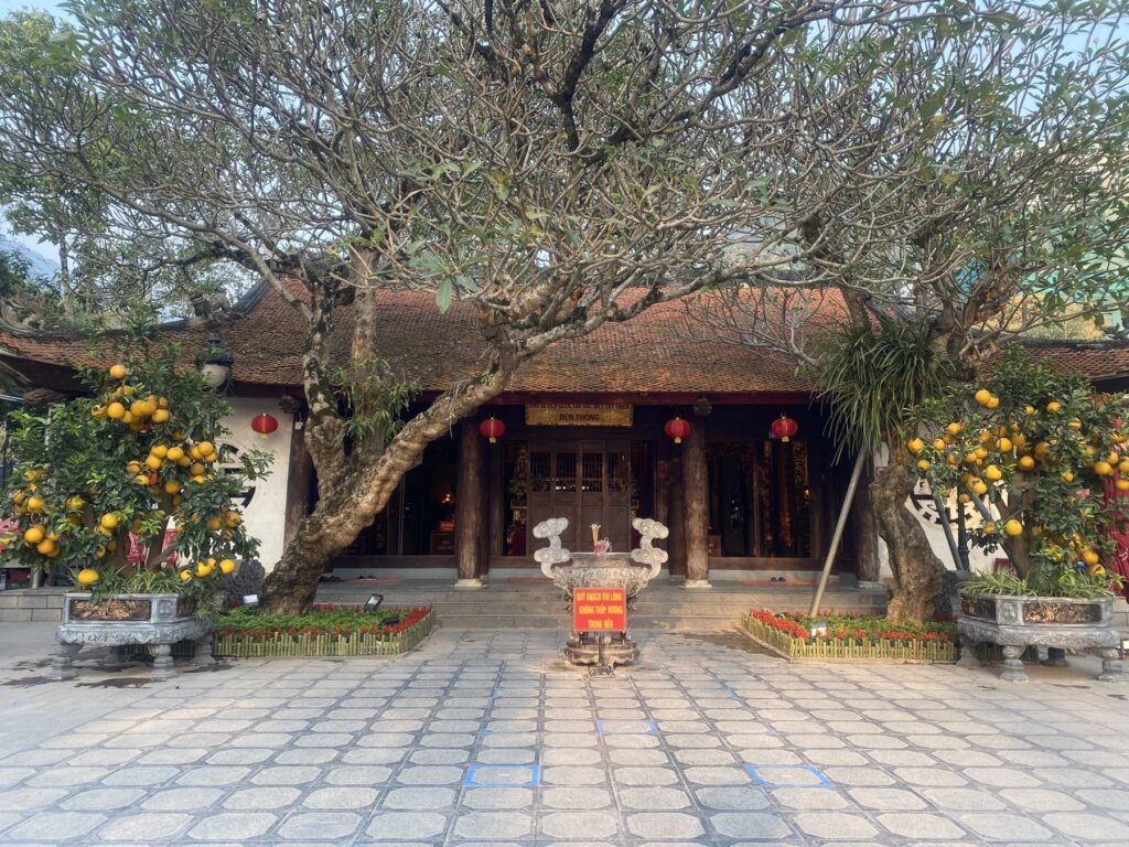 Hoa trang trí hai bên lối vào Đền Thỏng
