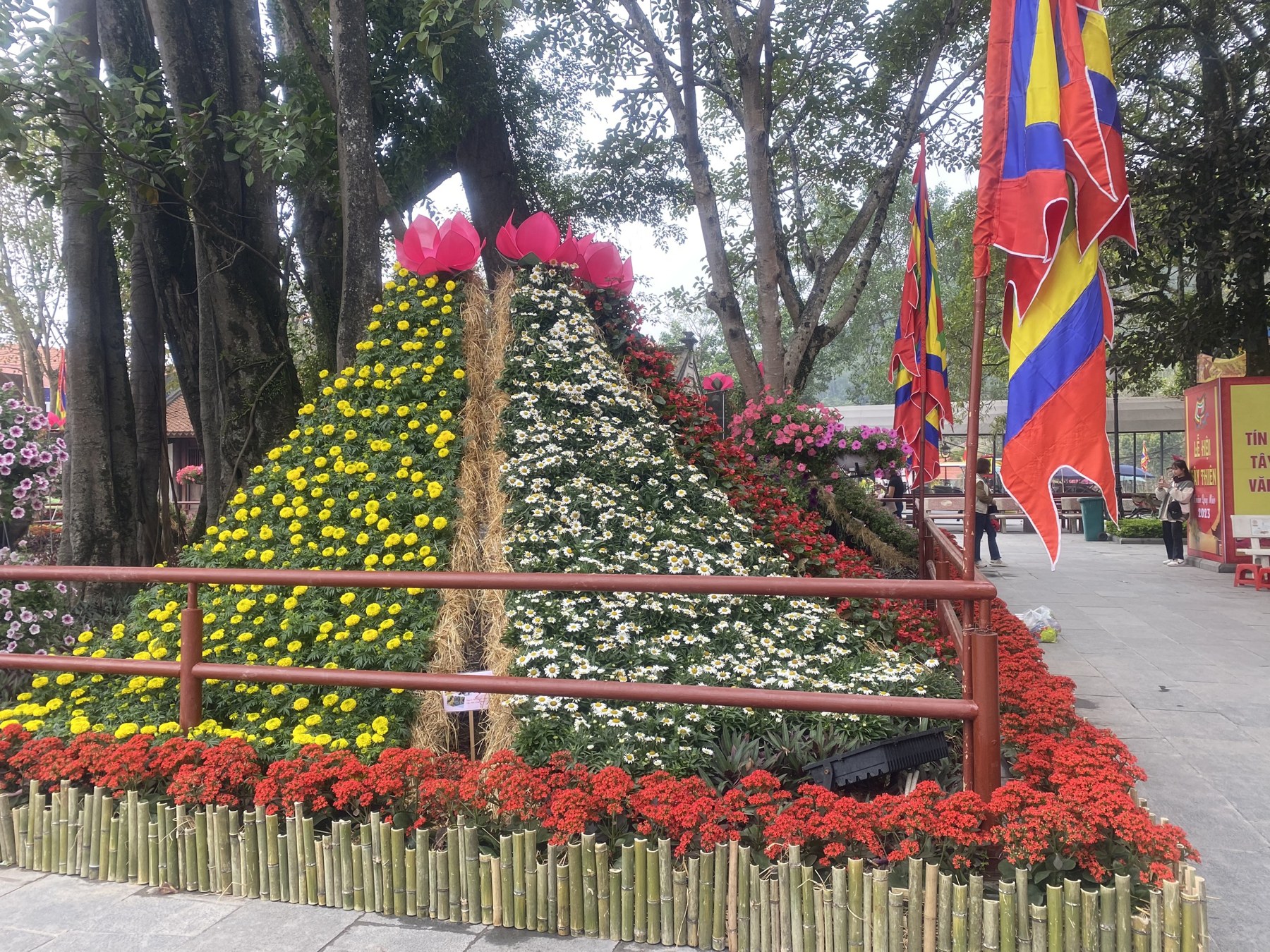 Thi công trang trí hoa Lễ hội Tây Thiên 2023