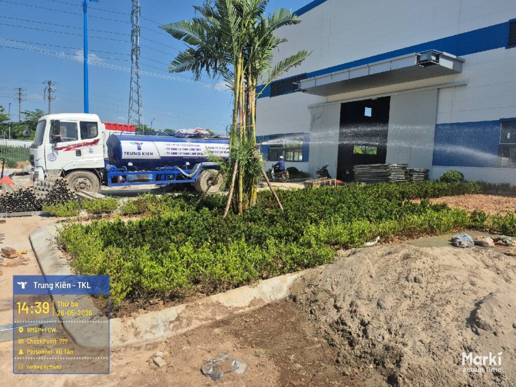 Xe tưới nước TKL chăm sóc cây xanh Nhà máy Nhôm Việt Dũng