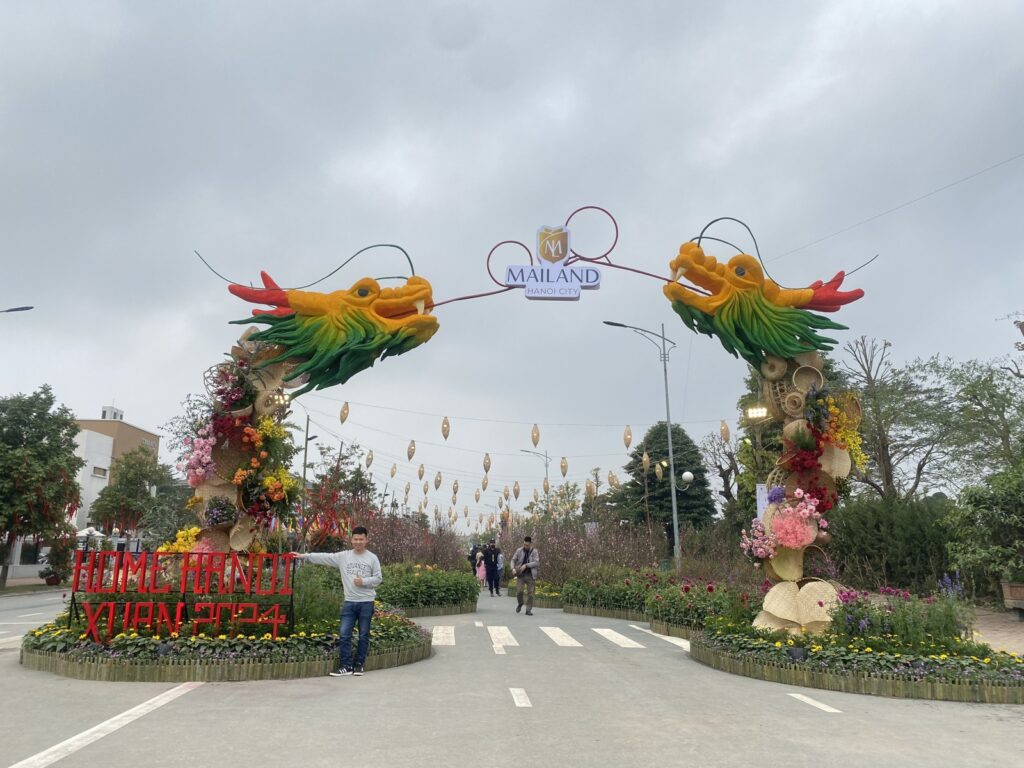 Cổng chào đường hoa Home Hanoi Xuân 2024 tại Mailand Hanoi City