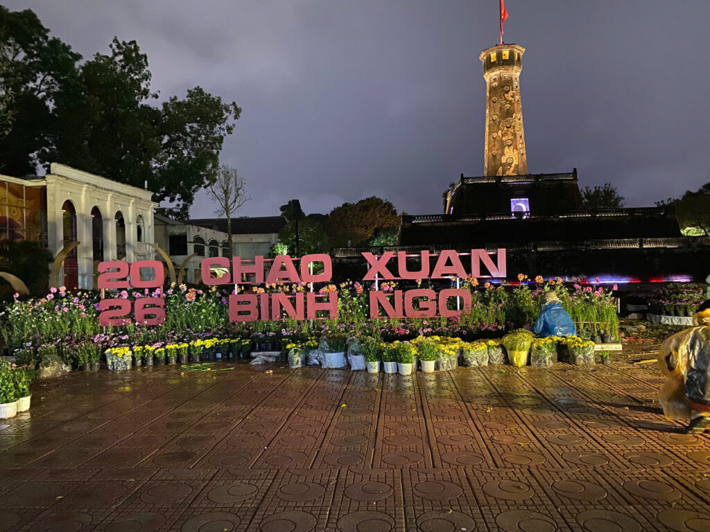 Sắp đặt hoa tại đường hoa Hoàng thành 2026
