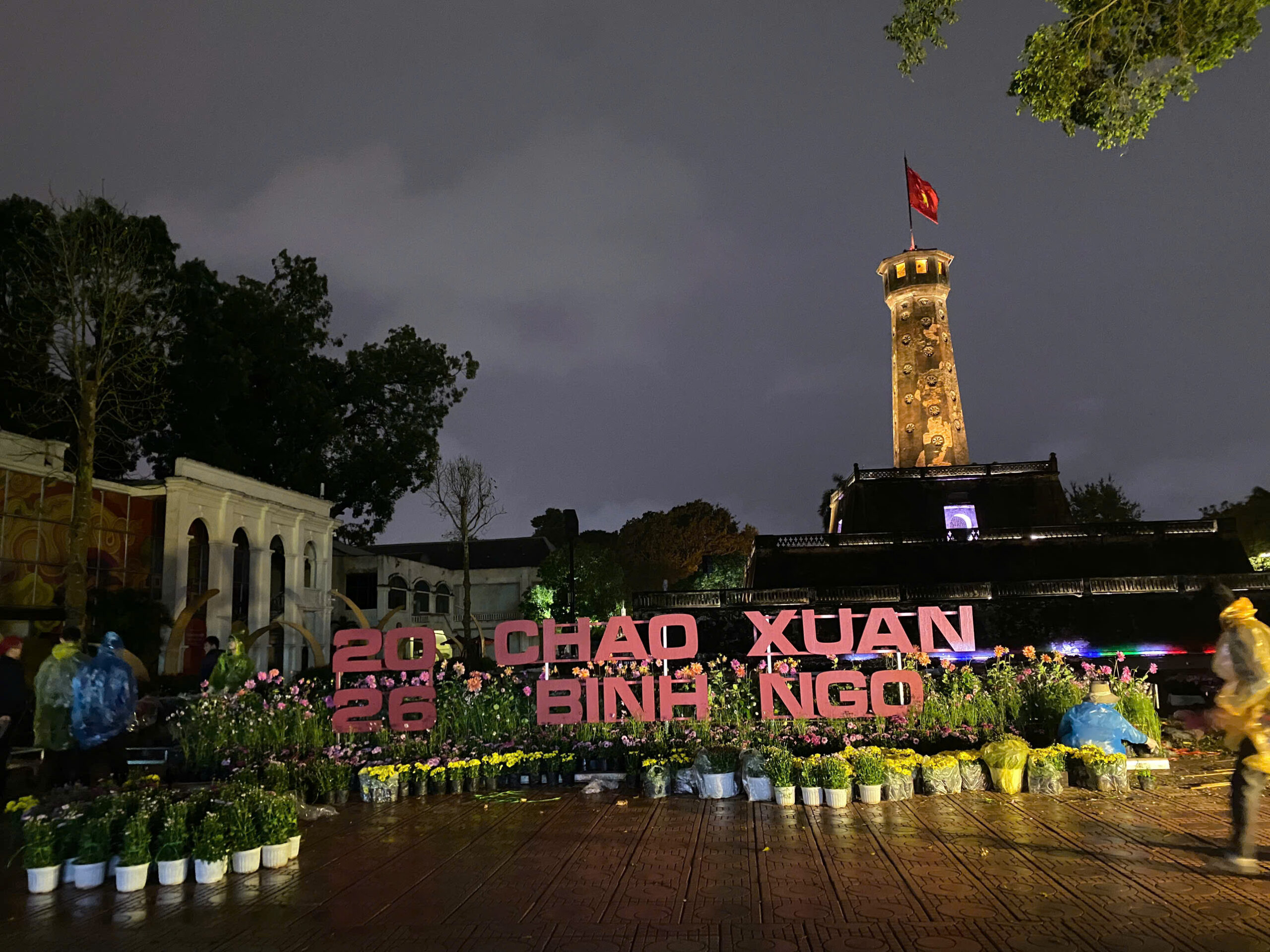 Chỉnh trang các cụm hoa trước ngày bàn giao