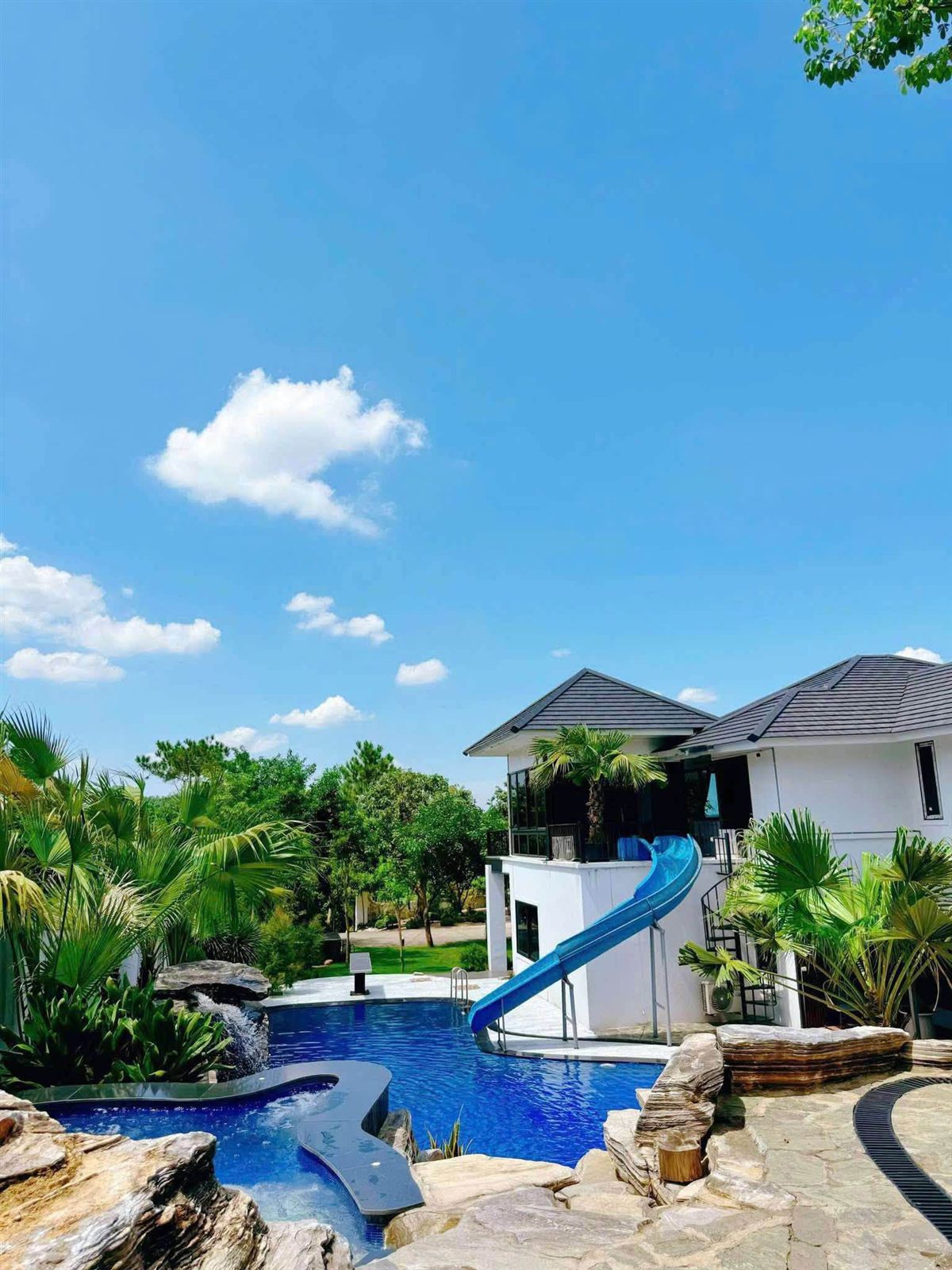 Khuôn viên hồ bơi và cây xanh tại villa Yên Bài, Ba Vì trong bộ ảnh kỷ niệm Trung Kiên