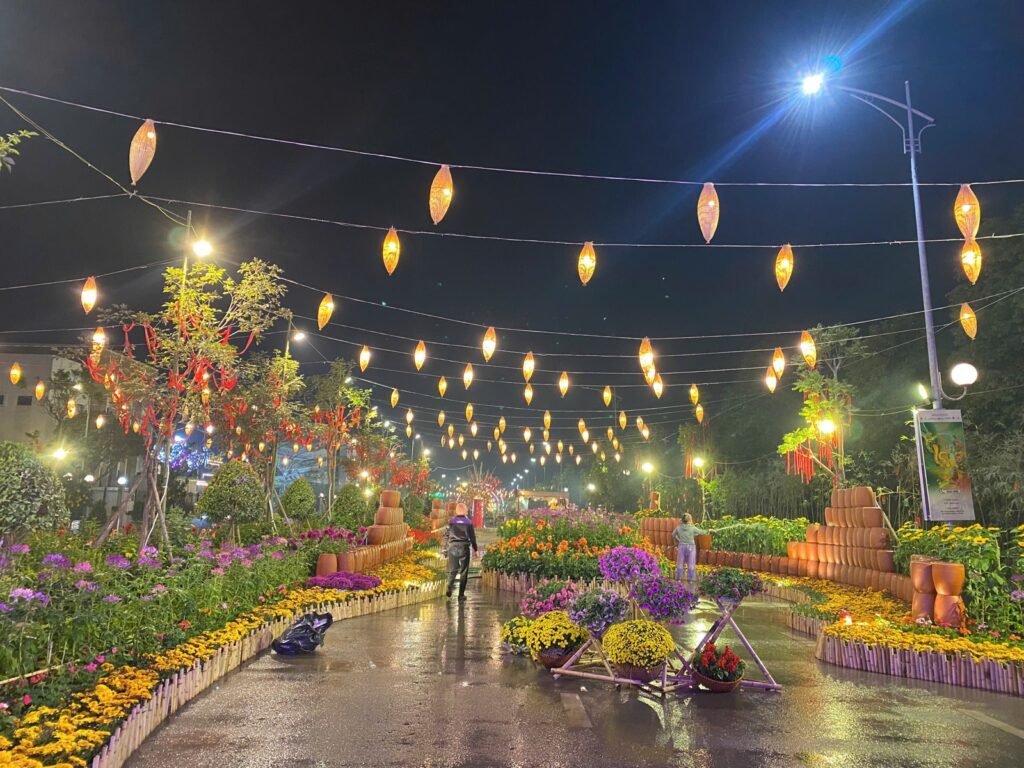 Đường hoa trong ánh đèn đêm trong dự án hoa trang trí Home Hanoi Xuân 2025 của TKL
