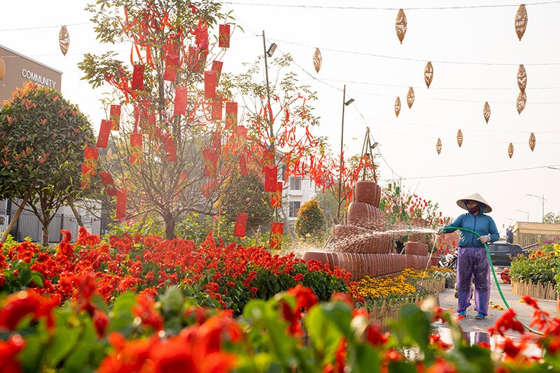 Hoàn thiện các mảng hoa trước ngày khai hội