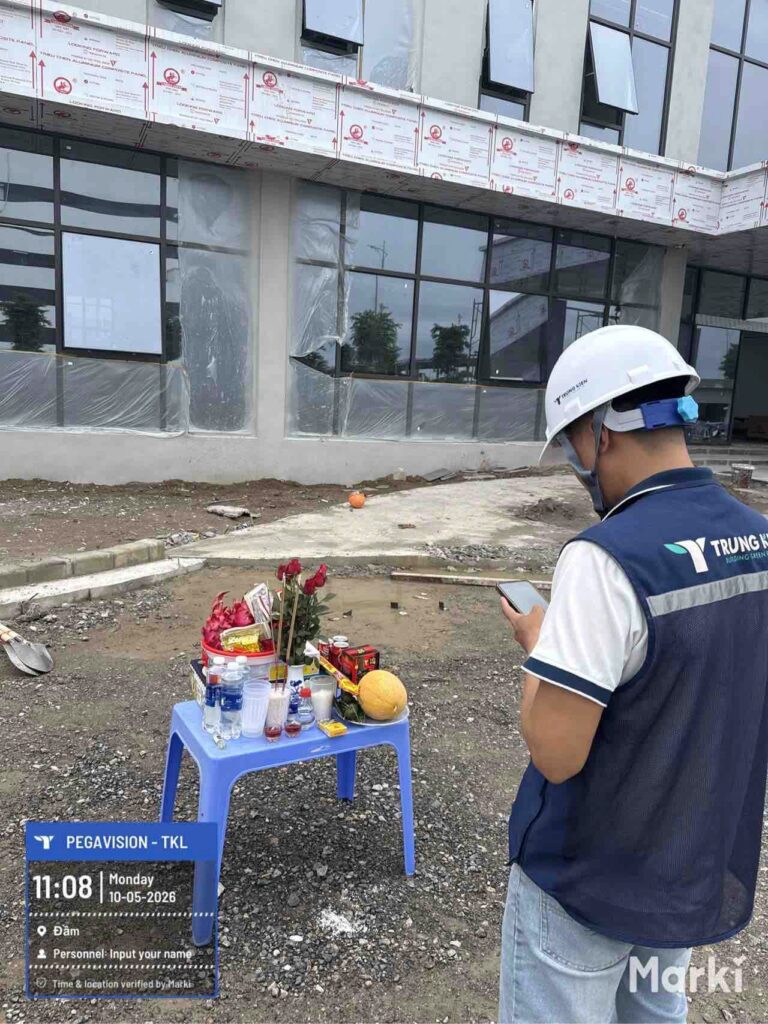 Công nhân tại khu vực thi công cây xanh Pegavision giai đoạn 2