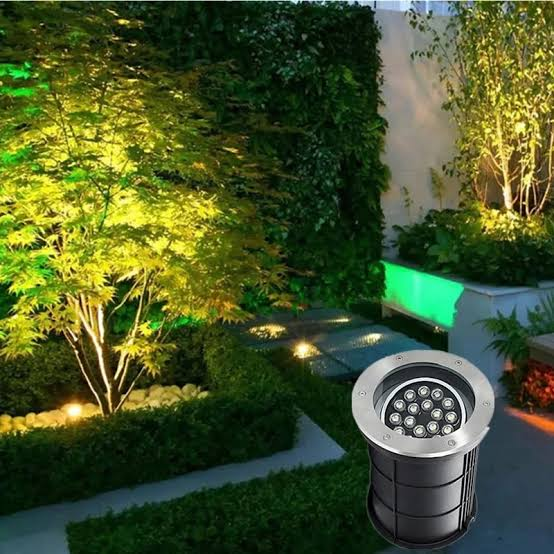 Chiếu sáng cây xanh bằng đèn spotlight âm đất