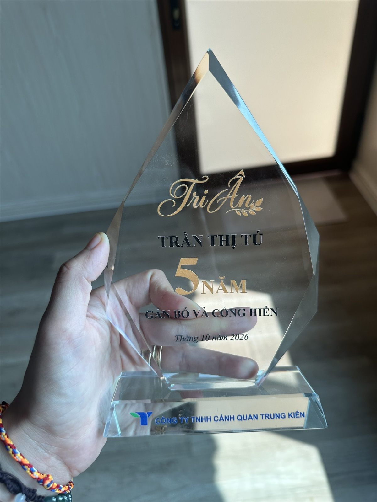Kỷ niệm chương tri ân Trần Thị Tú vì 5 năm gắn bó và cống hiến tại Trung Kiên, tháng 10/2026